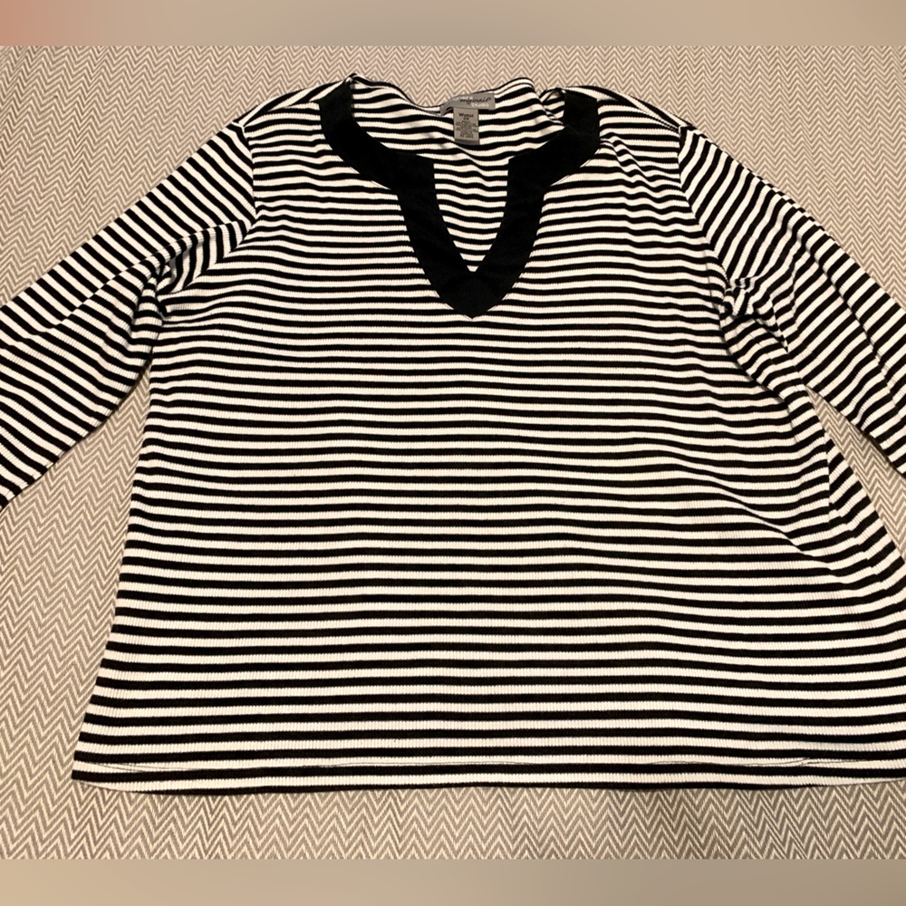 Designer’s Originals Studio black & white stripe top with black notched v-neck.